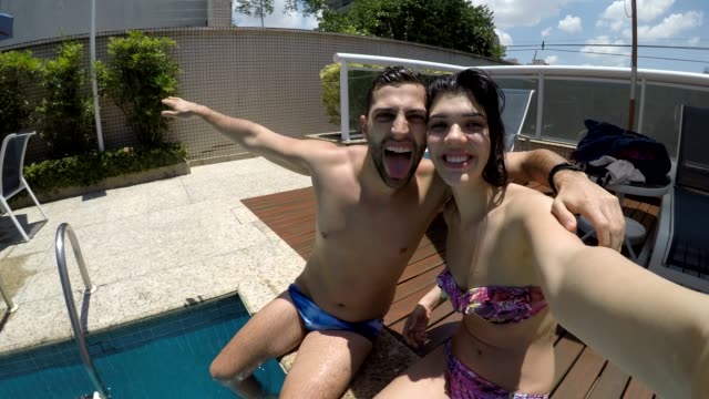 Junges-Paar-unter-einem-Selfie-im-Schwimmbad