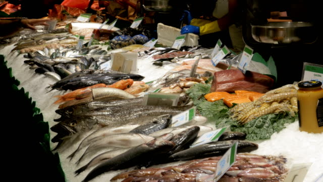 Zähler-mit-Meeresfrüchten-in-La-Boqueria-Fischmarkt.-Barcelona.-Spanien