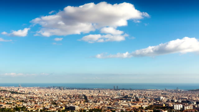 Panoramablick-auf-Barcelona-einen-sonnigen-Tag.-Zeitraffer