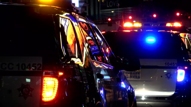 Einsatzfahrzeuge-der-Polizei-im-Einsatz-in-Las-Vegas-bei-Nacht