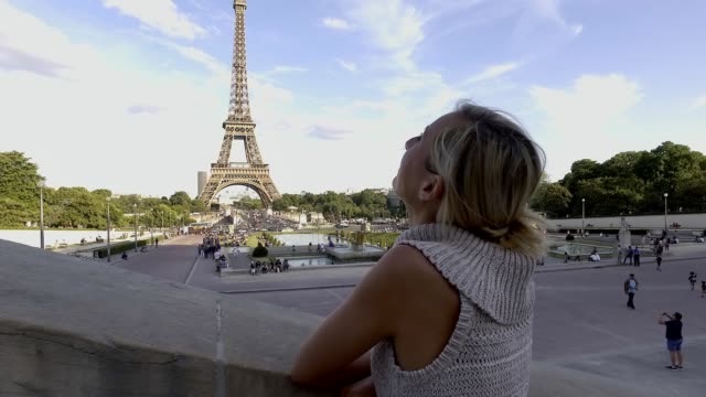 Mujer-joven-en-París-cerca-de-la-Torre-Eiffel,-Francia