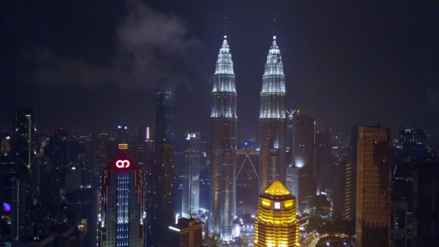 Vista-aérea-de-Kuala-Lumpur-de-subir-durante-la-noche-junto-a-la-torre-KLCC.