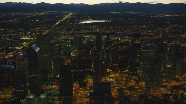 Vista-aérea-del-centro-de-la-ciudad-edificios-de-Denver-en-la-noche