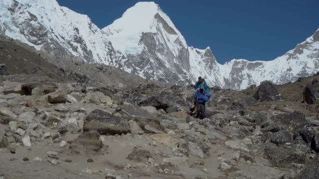 Touristische-und-Porter-im-Himalaya