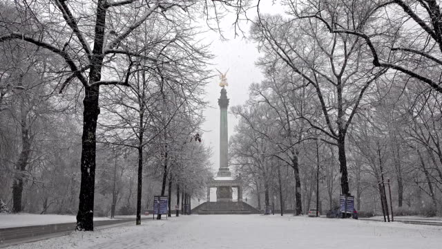 Der-Engel-des-Friedens-auf-der-Oberseite-Friedensengel-Denkmal-in-München-während-der-Schnee-srorm