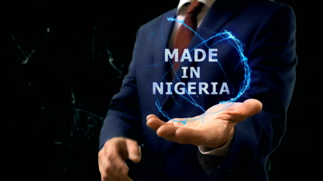 Geschäftsmann-zeigt-Konzept-Hologramm-Made-in-Nigeria-auf-seiner-hand