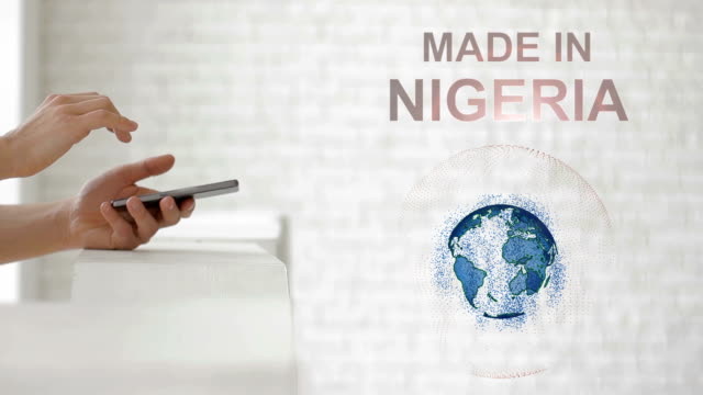 Hände-Starten-der-Erde-Hologramm-und-Made-in-Nigeria-text