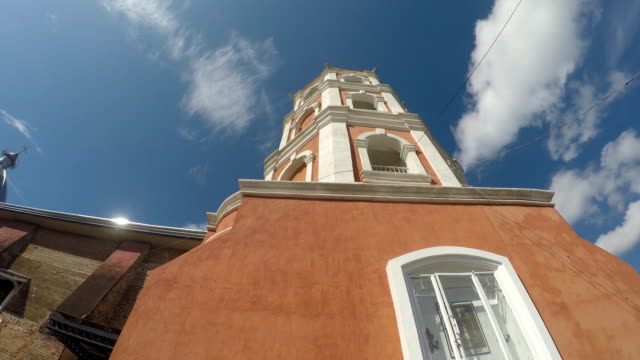 Koloniale-16.-Jahrhundert-Spanisch-aus-Saint-Paul-der-erste-Einsiedler-Dom-auch-bekannt-als-San-Pablo-Kathedrale,-zeigen-ihr-Glockenturm-gebaut.-Kamerafahrt