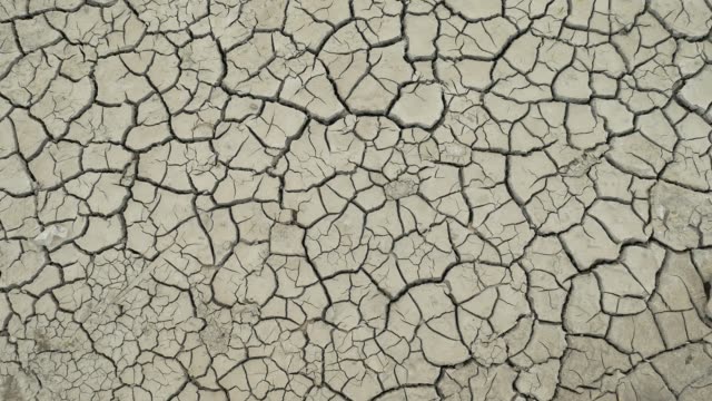 Durst-und-Hitzschlag-Konzept-auf-die-getrockneten-Boden-in-trockenen-heißen-Wüste