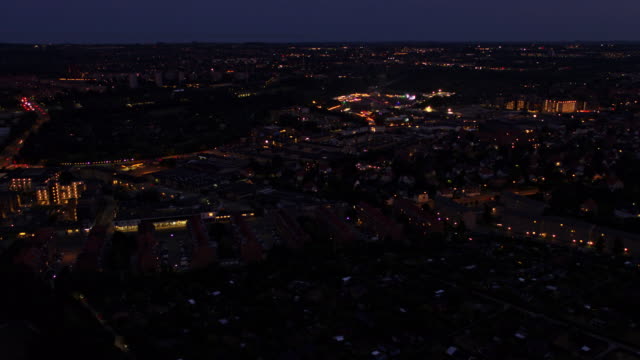 Abenddämmerung-Stadt-Drohnenflug