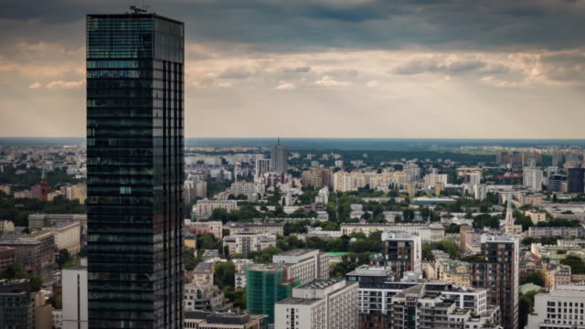 Zeit-Ablauf-von-Warschau-Stadt-mit-schönen-Wolken-und-Sonnenstrahlen