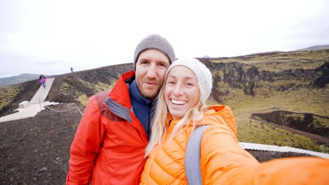 Pareja-joven-teniendo-selfie-en-el-área-del-cráter-del-volcán,-Islandia