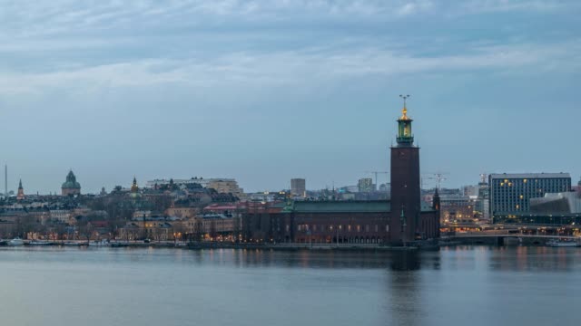 Stockholm-City-Skyline-von-Tag-zu-Nacht-Zeitraffer-am-Rathaus-von-Stockholm,-Stockholm-Schweden-4K-Zeitraffer
