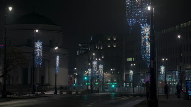 Nacht-Zeitraffer-von-drei-Kreuze-Square-mit-Weihnachtsschmuck-in-Warschau-(Schieberegler)