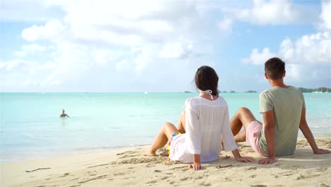 Junges-paar-auf-weißen-Strand-während-der-Sommerferien