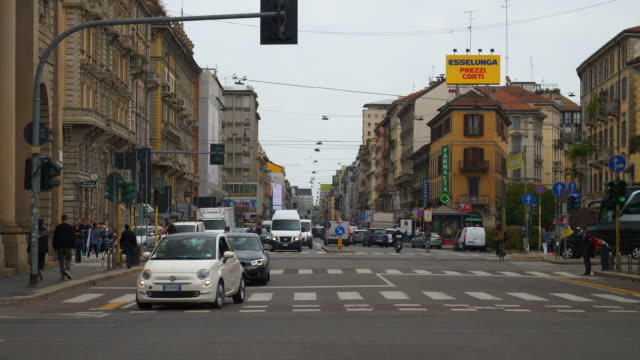 Italia-día-tiempo-Milán-ciudad-tráfico-calle-lenta-Plaza-panorama-4k