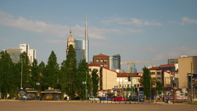 Italia-Milán-ciudad-día-soleado-famoso-bloque-moderno-edificios-lenta-panorama-4k