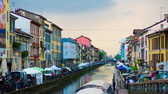 Italien-Regentag-Mailand-Stadt-berühmten-Kanals-Wochenende-Markt-Panorama-4k-Zeitraffer