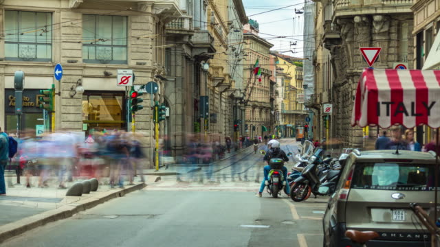 Italien-Mailand-Stadt-Tag-berühmten-befahrenen-Straße-Panorama-4k-Zeitraffer