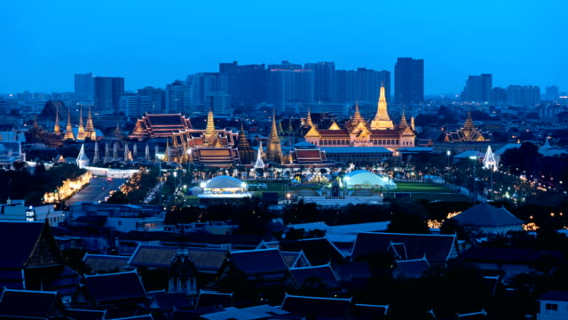 Time-lapse-day-to-night.-The-King's-Birthday-ceremony-at-Sanam-Luang.-Grand-Palace,-Temple-of-dawn-and-Wat-Pho-in-Bangkok-City-at-night,-Thailand.-4K-cityscape-vdo