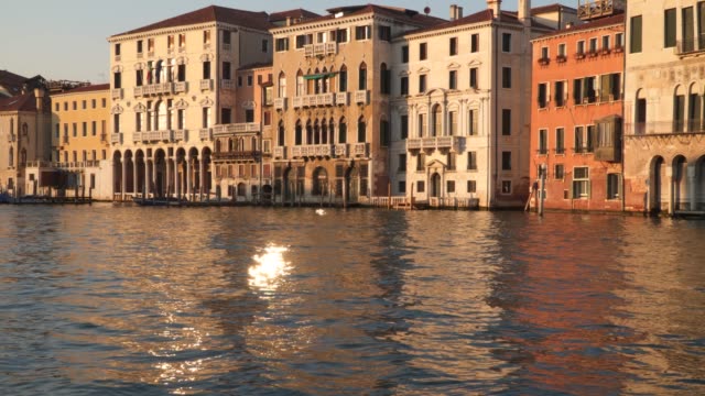 Venedig,-Italien.-Gebäude-in-der-Nähe-des-Canal-Grande-bei-Sonnenuntergang