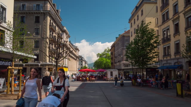 Schweizer-Tag-leichte-Genf-Stadt-überfüllt-Fußgängerverkehr-Straße-Panorama-4k-Zeitraffer
