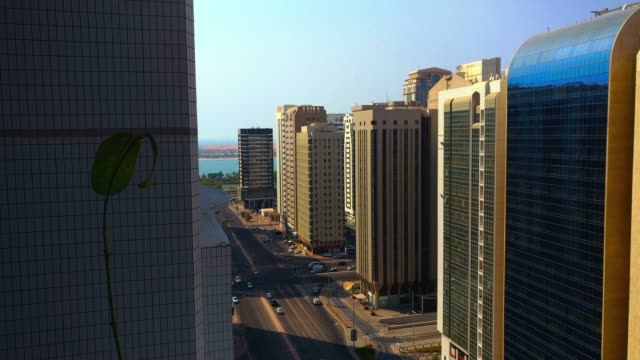 Abu-Dhabi-Stadt-gesehen-von-einem-Turm-Balkon