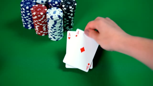 Enfrentamiento-de-cartas-de-Poker,-jugador-revelando-un-par-de-ases,-la-mano-ganadora,-el-éxito