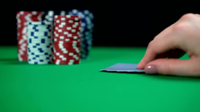 Spülen-Sie-gerade-in-Poker,-Spieler-halten-tolle-Kombination,-Sieg,-Erfolg