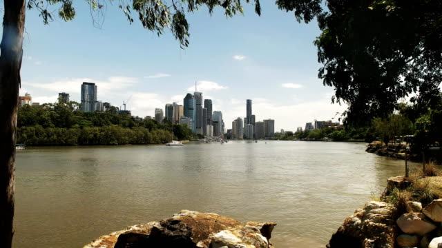 Fluss-Übersicht-über-den-Brisbane-River,-umrahmt-von-Bäumen-in-queensland