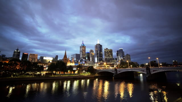 extrem-weiten-Blick-über-Melbourne-City-und-den-Yarra-River-in-der-Abenddämmerung