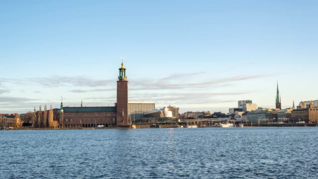 Stockholm-city-skyline-timelapse-en-Stockholms-stadshus-y-Gamla-Stan,-Stockholm-Suecia-4K-Time-Lapse