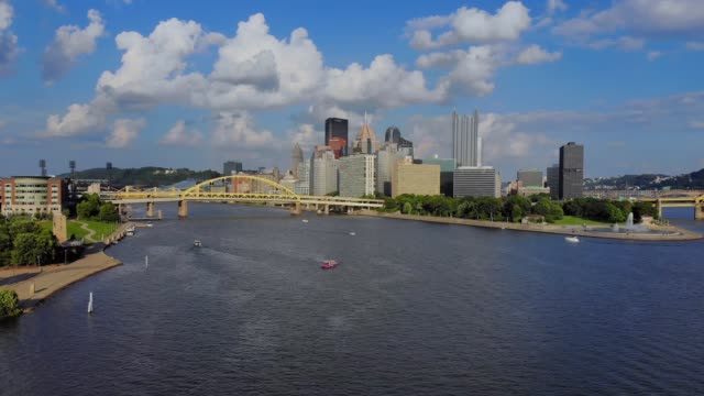Langsam-ansteigend-nach-vorne-Aerial-View-of-Pittsburgh