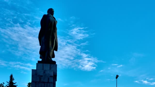 ZEITRAFFER:-Himmel,-Wolken-schweben-über-den-Himmel-am-Denkmal-von-Vladimir-Lenin.