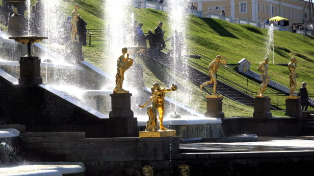 fuente-grande-con-estatuas-doradas