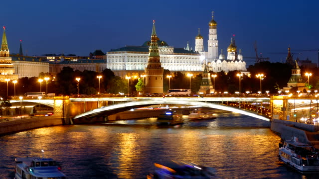 Nacht-Hyperlapse-der-Moskauer-Kreml-und-Moskwa-Fluss-mit-Kreuzfahrtschiffen,-Russland
