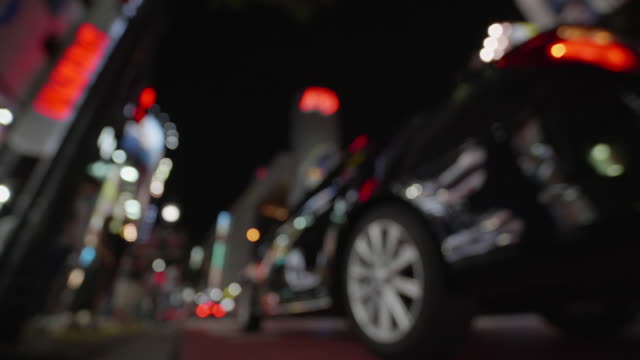Soft-Fokus---Nachtansicht-Frau-aussteigen-aus-einem-Taxi-in-Shibuya