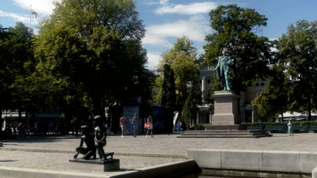 Diver-nadador-niños-estatua-en-el-parque-de-Oslo