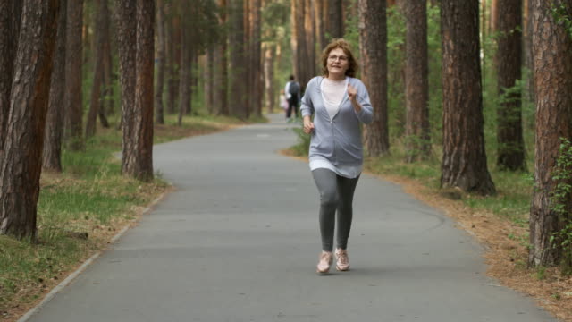Senior-mujer-Jogging-en-el-Parque