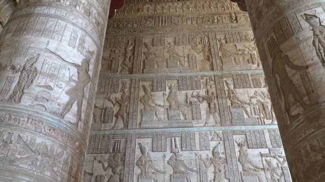 Interieur-von-Dendera-Tempel-oder-Tempel-der-Hathor.-Ägypten
