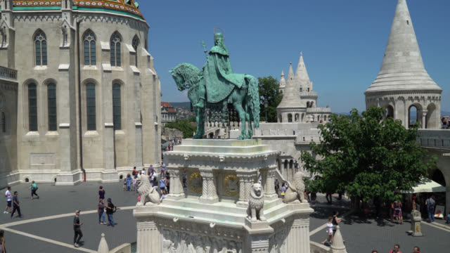 Budapest,-Hungría.-Vista-panorámica-de-la-plaza-cerca-de-la-iglesia-de-San-Matías-y-el-monumento-de-San-Istvanu