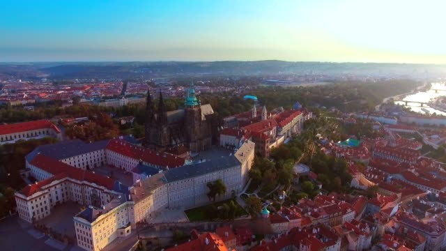 Flug-über-die-Prager-Burg,-Sitz-des-Präsidenten,-alte-Rote-Dächer,-Blick-auf-die-Stadt-von-oben