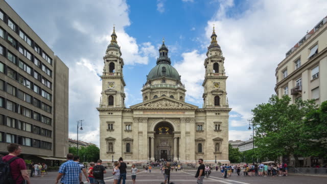 Zeitraffer-Video-der-St.-Stephans-Basilika-in-Budapest,-Ungarn.