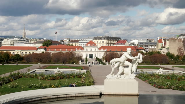 una-fuente-con-baja-al-Palacio-de-belvedere-en-la-distancia-en-Viena