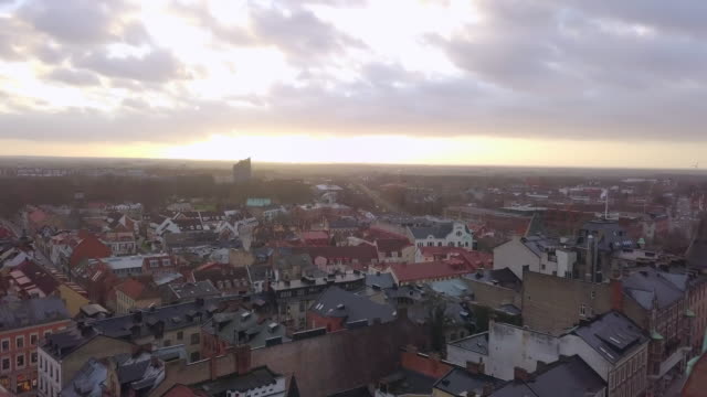 Flug-über-die-Stadt-Lund-in-Südschweden.-Luftbild-Drohne-Schuss-Stadtbild-Skyline-bei-Sonnenuntergang