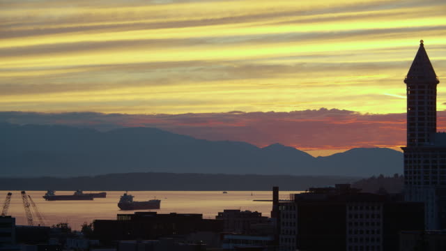 Seattle-Puget-Sound-Elliot-Bay-Skyline-Silhouette