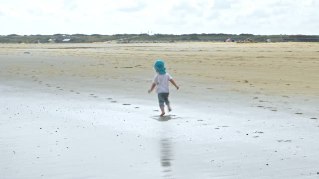 Niño-corriendo-en-la-playa