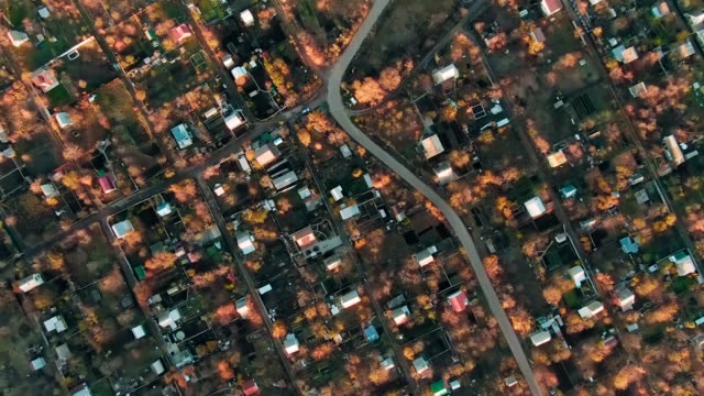 Luftbild-Drehung-der-Kamera-über-einer-großen-Stadt-mit-Häusern-und-einem-teuren-Tag-an-einem-sonnigen-Herbsttag