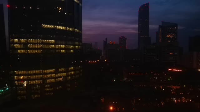 Hermosa-puesta-de-sol-mágica-nublado-en-la-ciudad-de-Abu-Dhabi