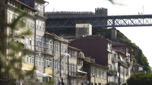 Fassade-eines-Wohnhauses-in-Porto